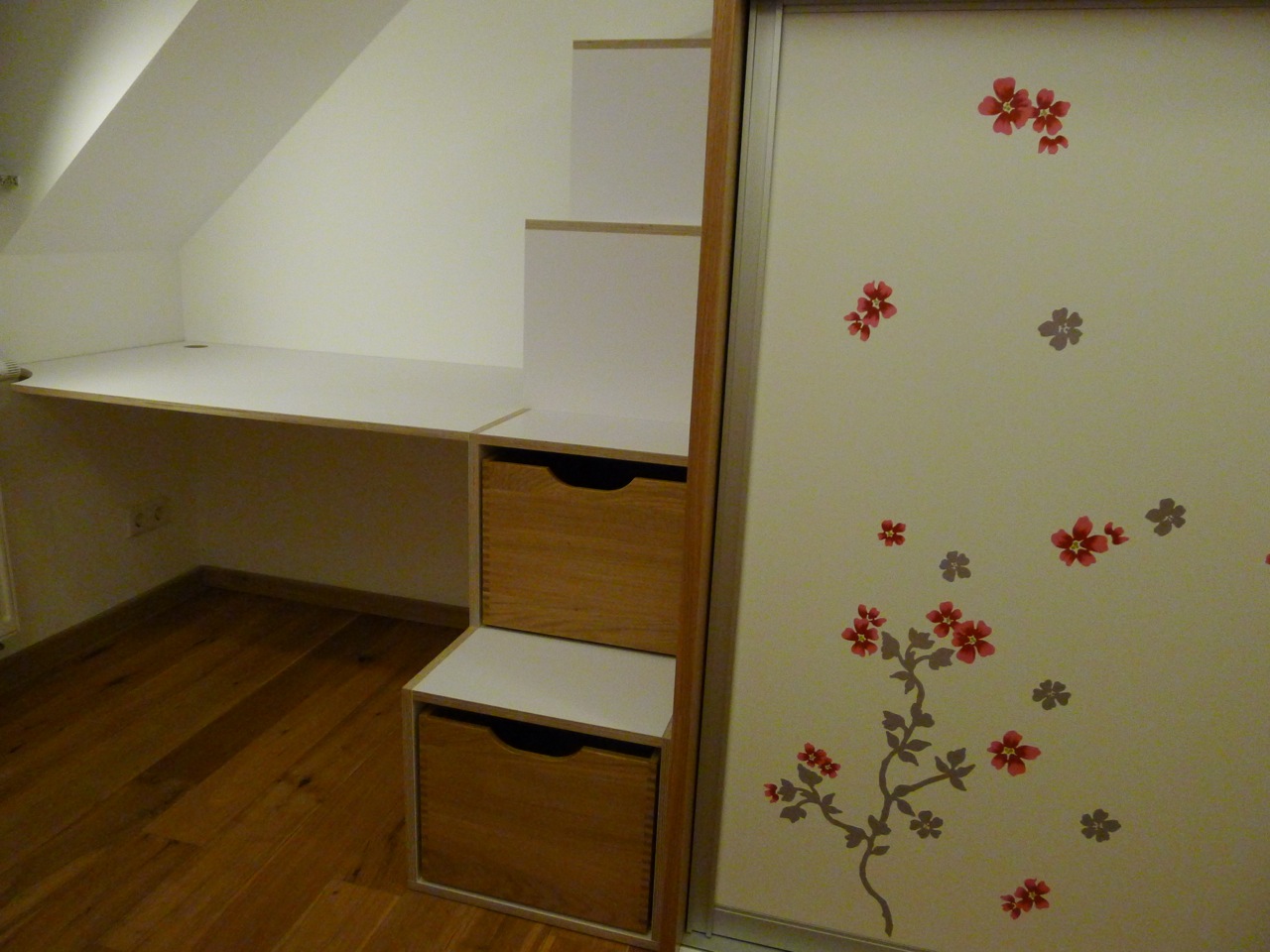 Kinderzimmer mit Hochbett, Schrank + Schreibtisch in Eiche und weißem Multiplex