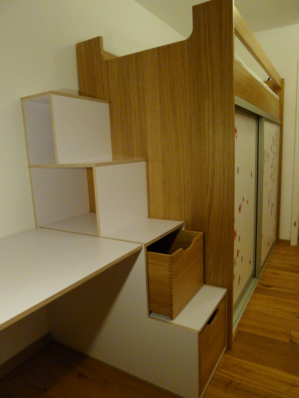 Kinderzimmer mit Hochbett, Schrank + Schreibtisch in Eiche und weißem Multiplex