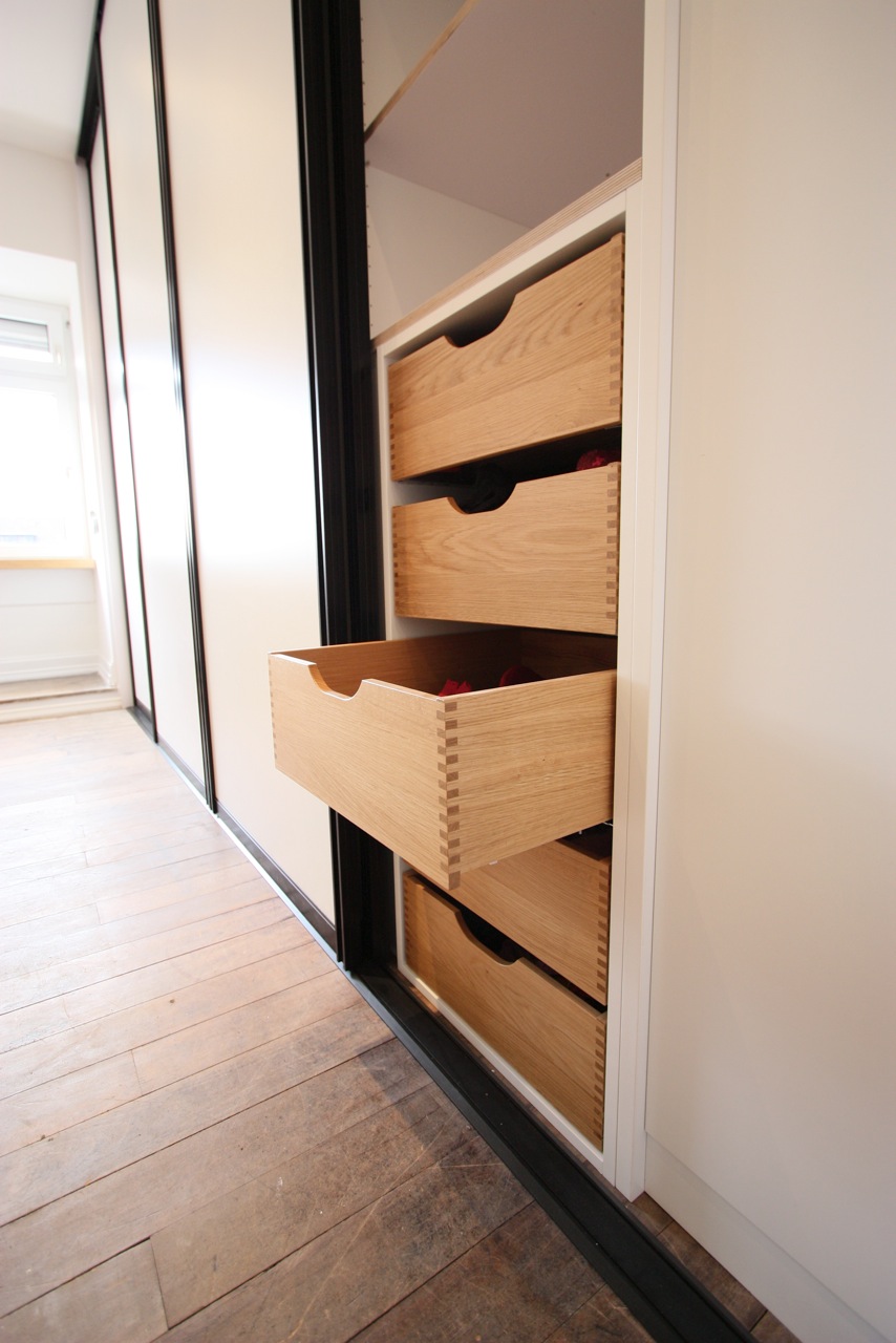 Garderobe mit Schiebetüren – schwarz-weiß