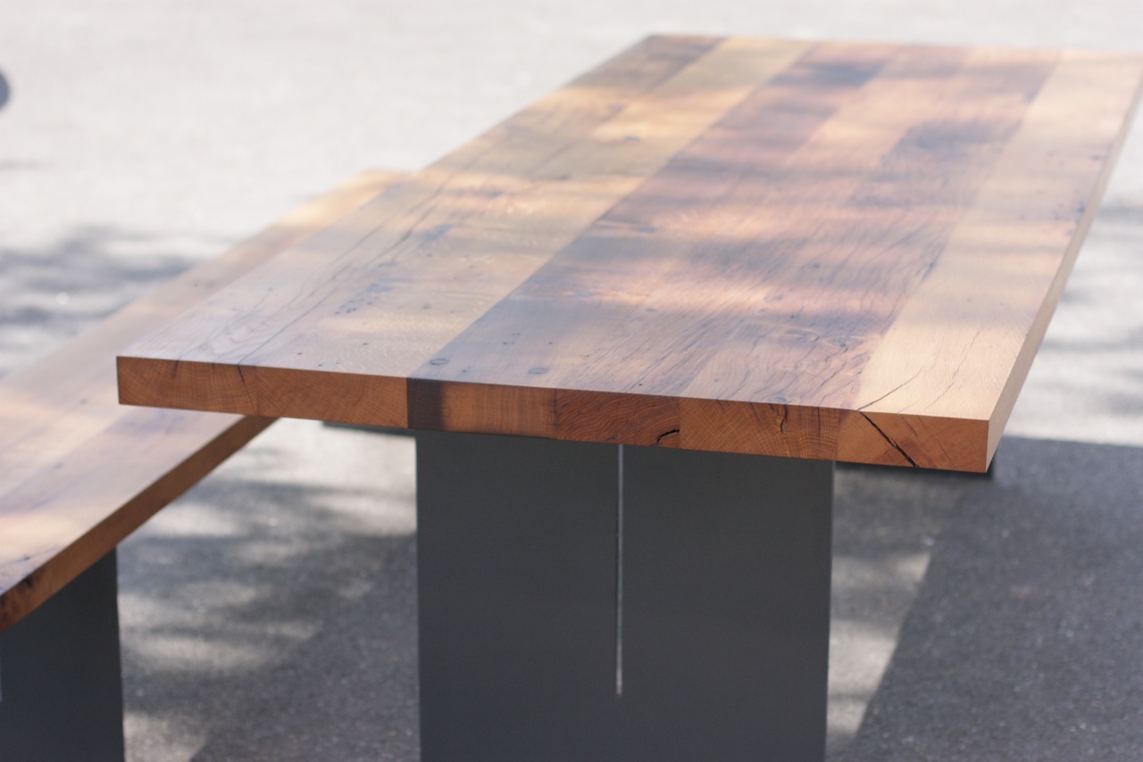 Tisch. Untergestell Stahl mit Tischplatte aus Eiche Altholz