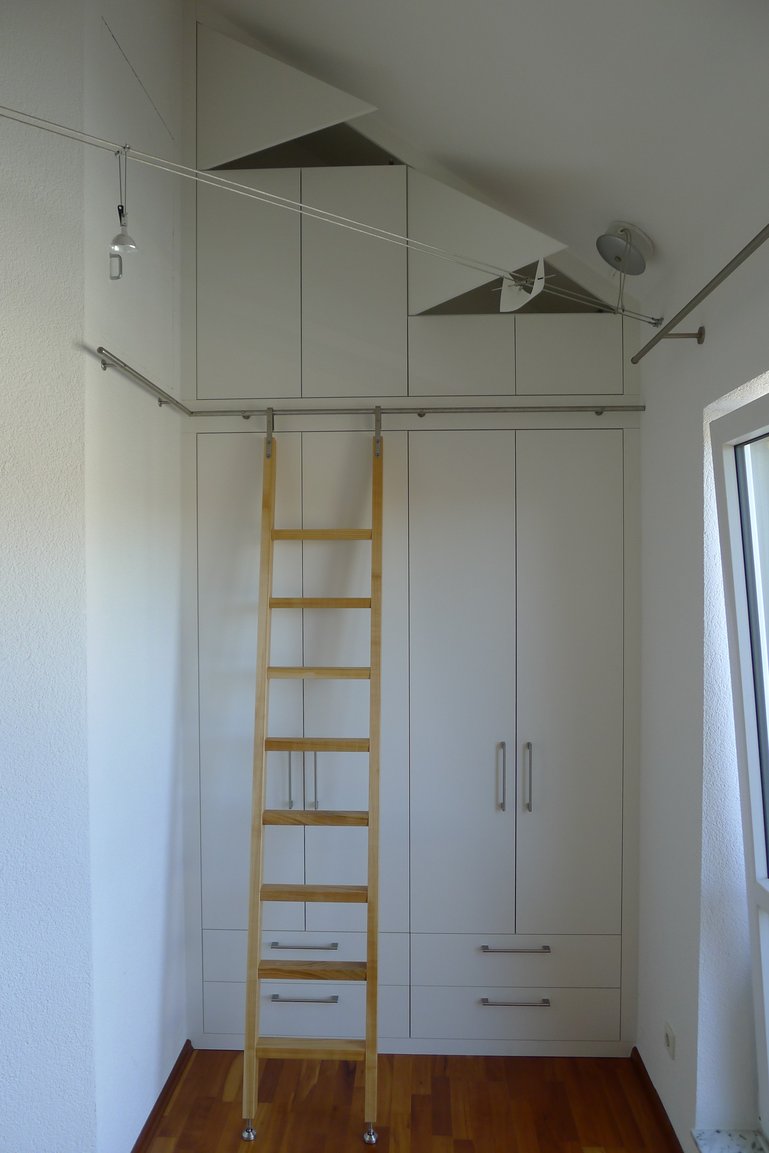 Dachschrägenschrank mit Bibliotheksleiter