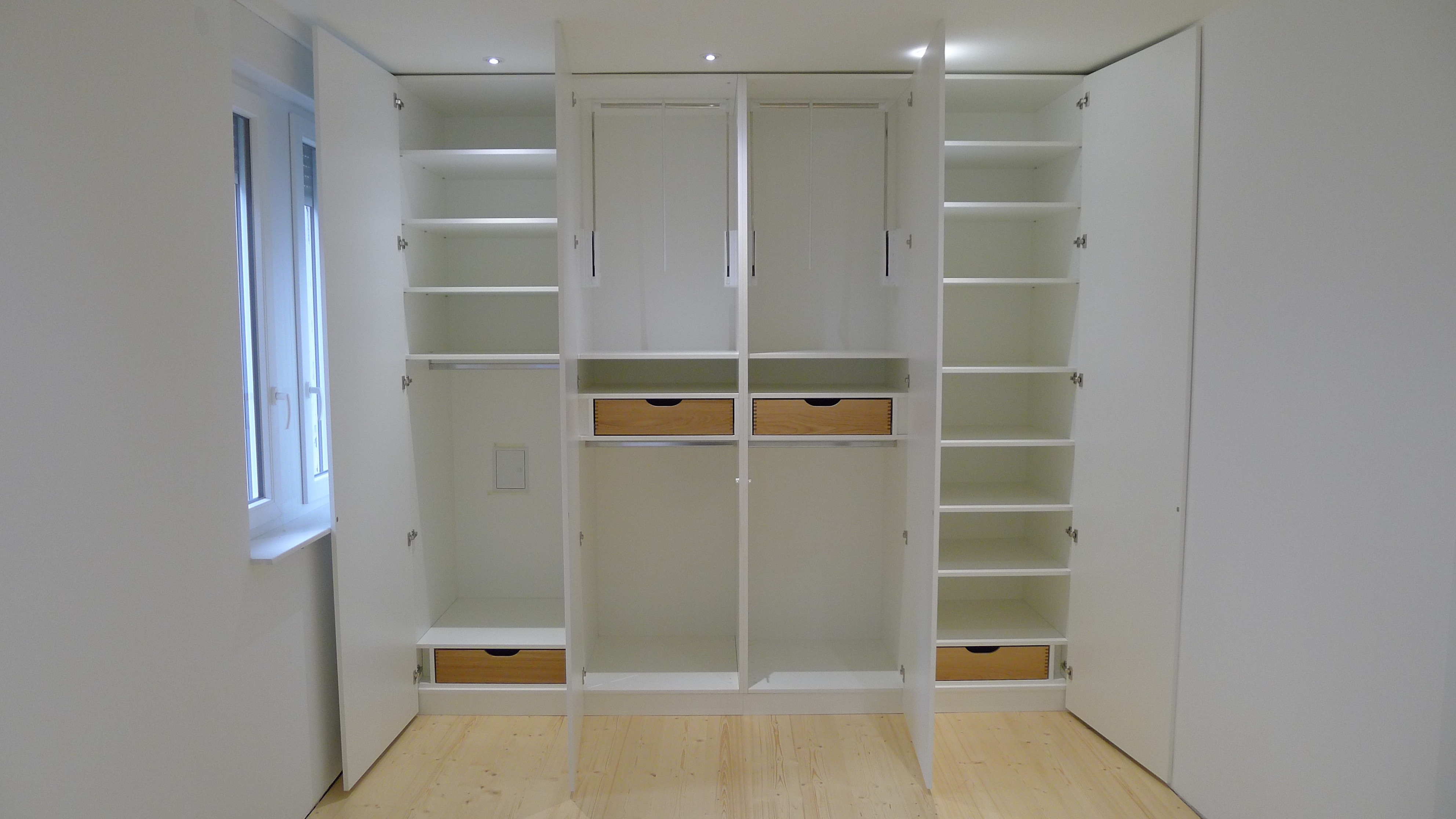 Griffloser Kleiderschrank