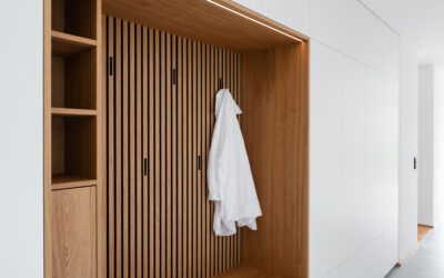 Garderobe Weiß mit offener Koje und Lamellenwand aus Eiche